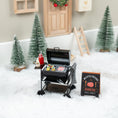 Bild in Galerie-Betrachter laden, Wichtel-Barbecue-Set mit Miniatur-Grill, Saucen und Grillzubehör im verschneiten Wichteldorf vor einer festlich geschmückten Wichteltür.