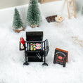 Bild in Galerie-Betrachter laden, Wichtelgrill-Set mit Miniatur-Holzkohlegrill, Grillzubehör und Barbecue-Schild in einem verschneiten Wichteldorf. Perfektes Zubehör für Wichtel-Fans.