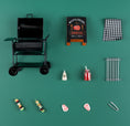 Bild in Galerie-Betrachter laden, Wichtel-Grillset als Miniatur mit Grill, Grillrost, Grillzange, Saucenflaschen, Spießen, Steakstücken und kariertem Küchentuch – ideales Zubehör für Wichtelwelten.