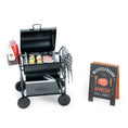 Bild in Galerie-Betrachter laden, Wichtelgrill-Set mit Miniatur-Holzkohlegrill, Mini-Lebensmitteln und einem Barbecue-Schild – perfektes Zubehör für die Wichtelwelt.