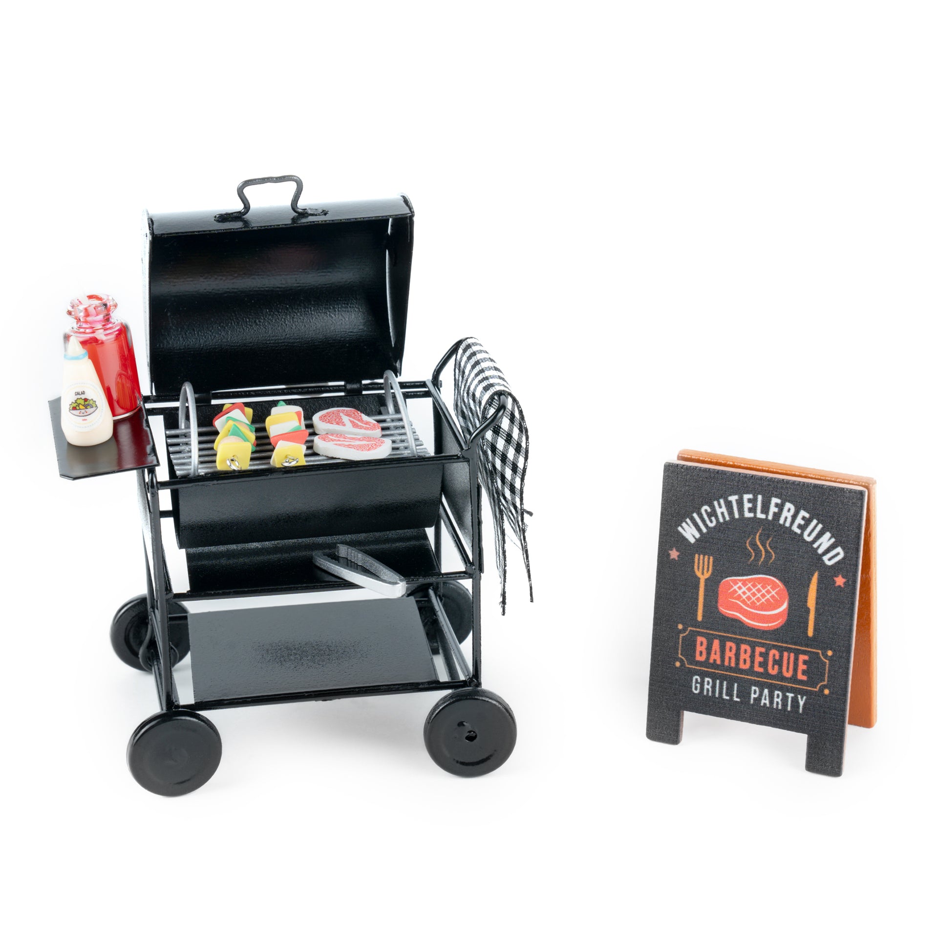 Wichtelgrill-Set mit Miniatur-Holzkohlegrill, Mini-Lebensmitteln und einem Barbecue-Schild – perfektes Zubehör für die Wichtelwelt.