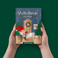 Load image into Gallery viewer, Buch „Wichtelbriefe für Kinder“ mit winterlicher Illustration – ein Wichtel trägt Briefe zur Wichteltür mit Postkasten. Perfekt für die magische Wichtelzeit.