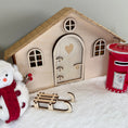 Bild in Galerie-Betrachter laden, Wichtelhaus klein – inkl. Tür, Schlitten und Briefkasten

