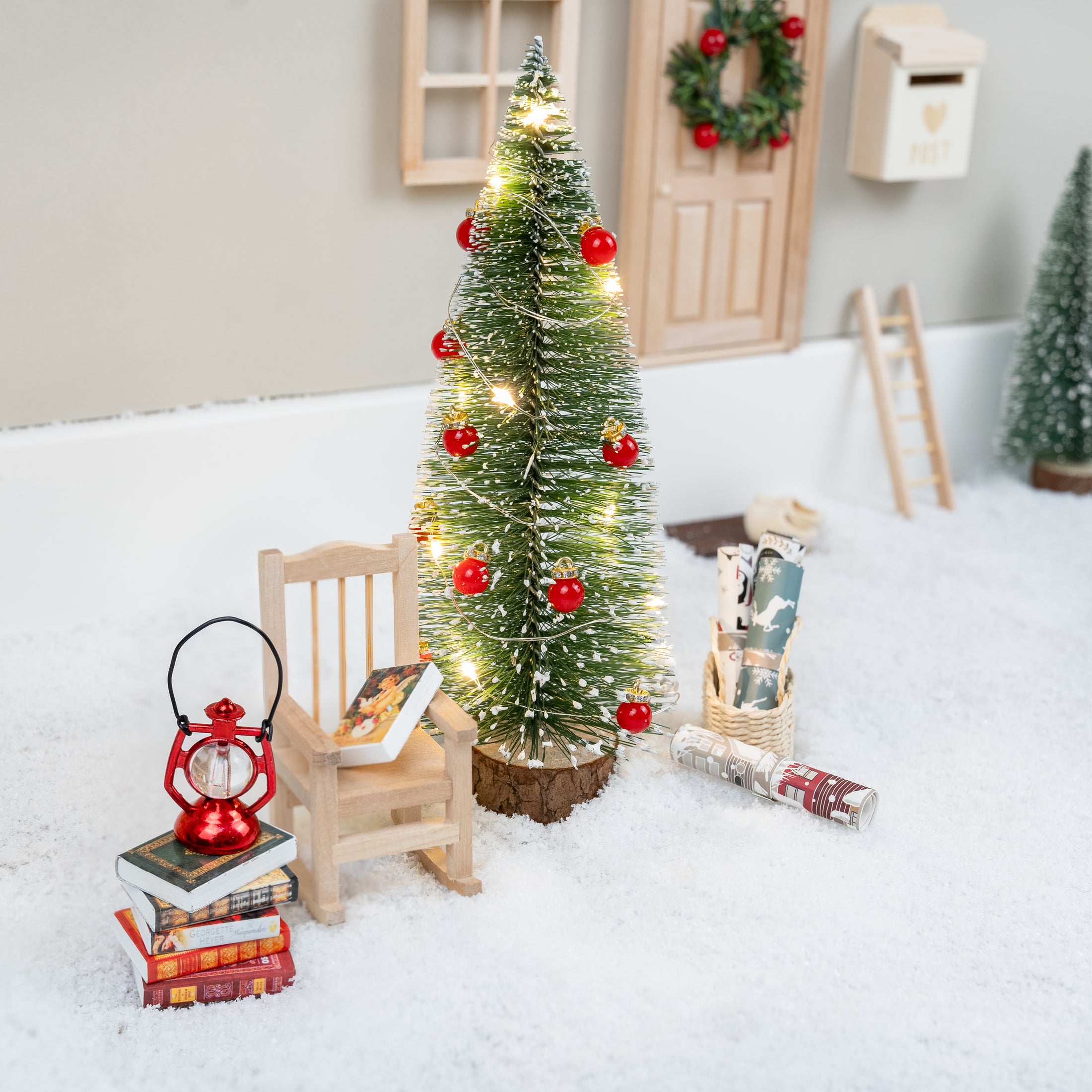 Wichteltür Weihnachtsdekoration - Baumkugeln + Lichterkette und DIY Kit