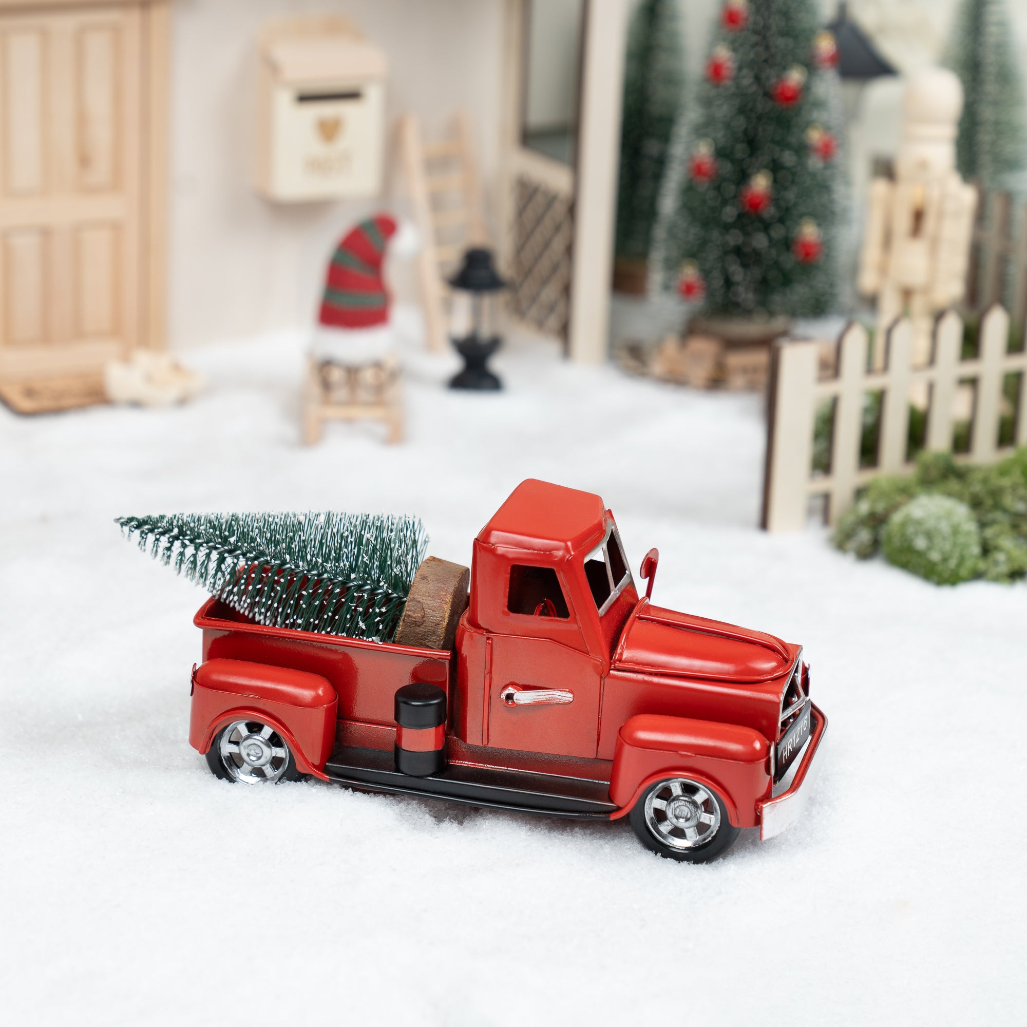 Weihnachts-Pickup – Roter Metalltruck mit Tannenbaum