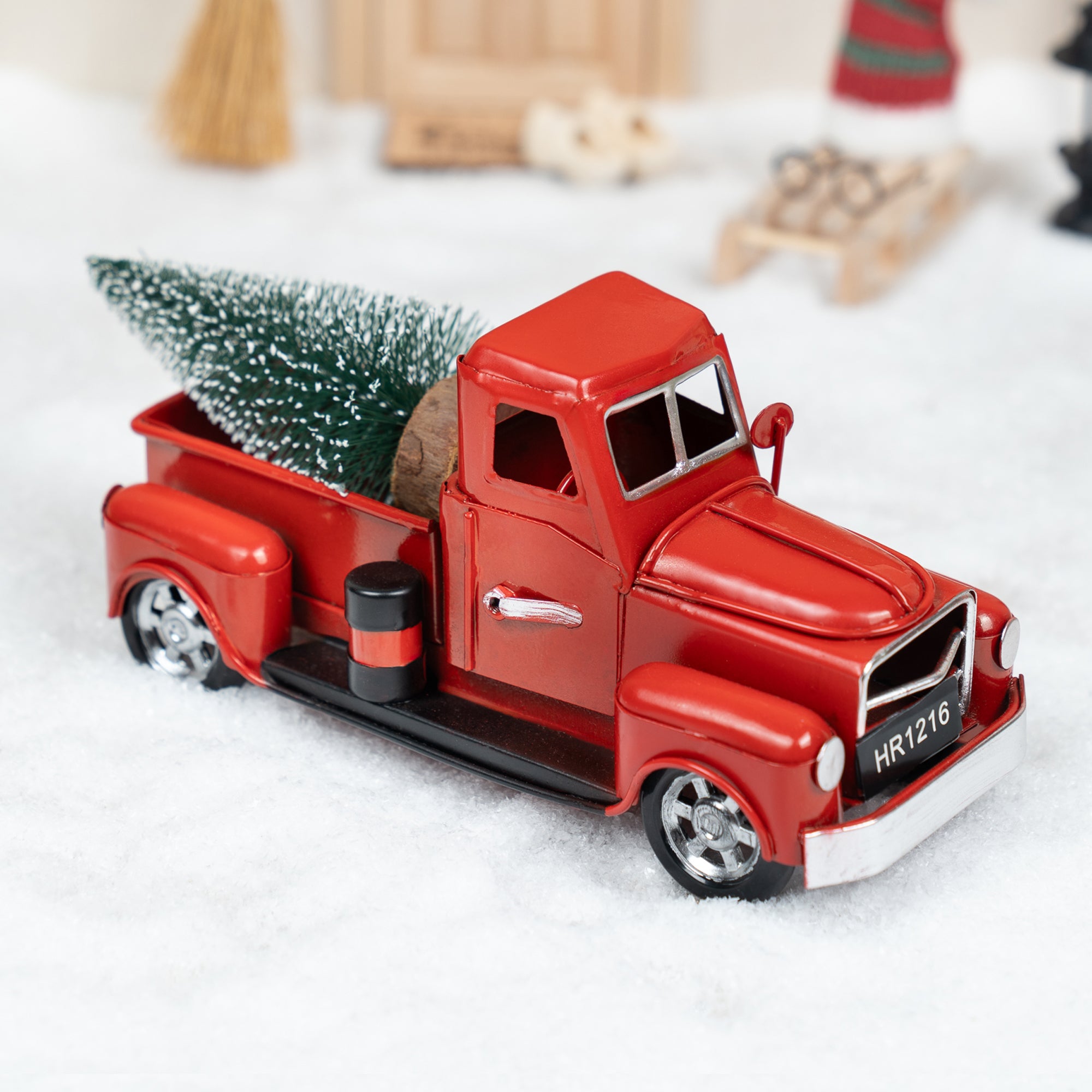 Weihnachts-Pickup – Roter Metalltruck mit Tannenbaum