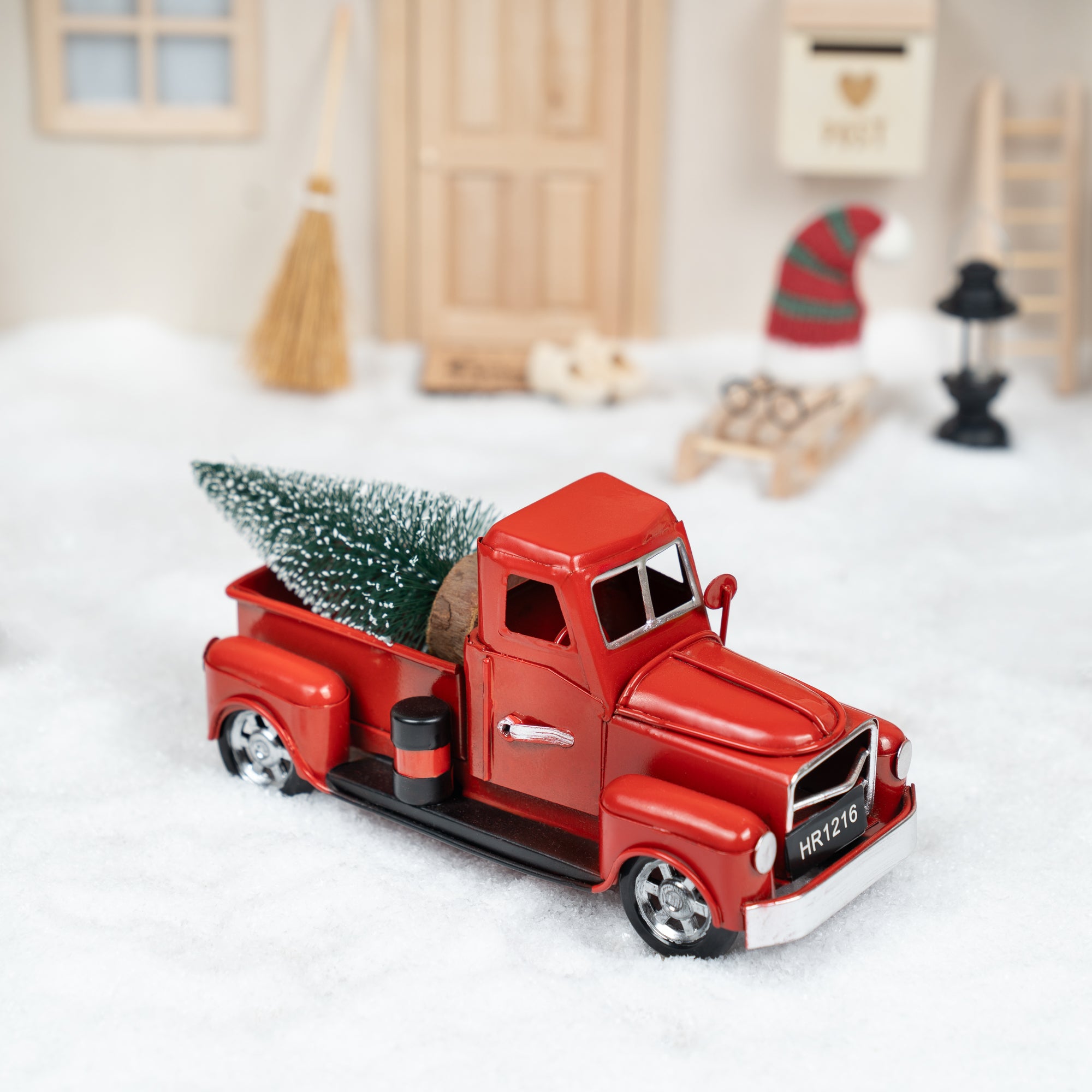 Weihnachts-Pickup – Roter Metalltruck mit Tannenbaum