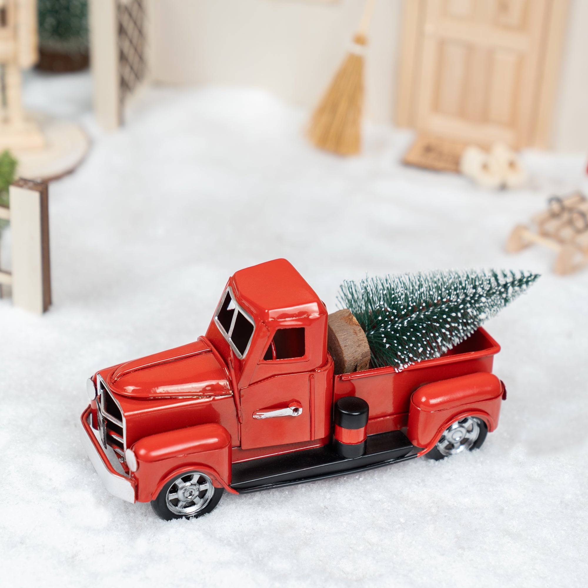 Weihnachts-Pickup – Roter Metalltruck mit Tannenbaum