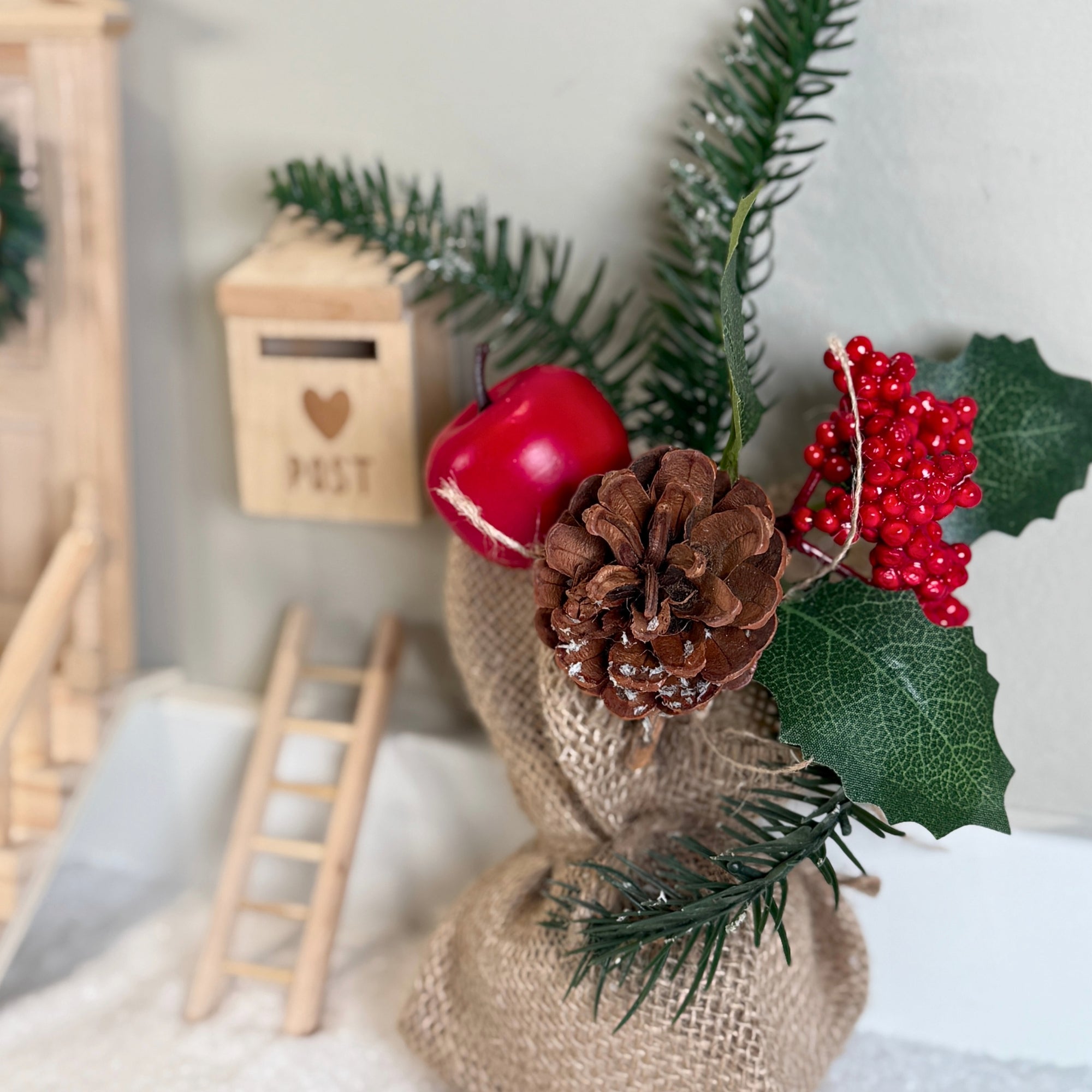 Wichtel Deko-Bäumchen – 2er-Set mit Zapfen & Beeren
