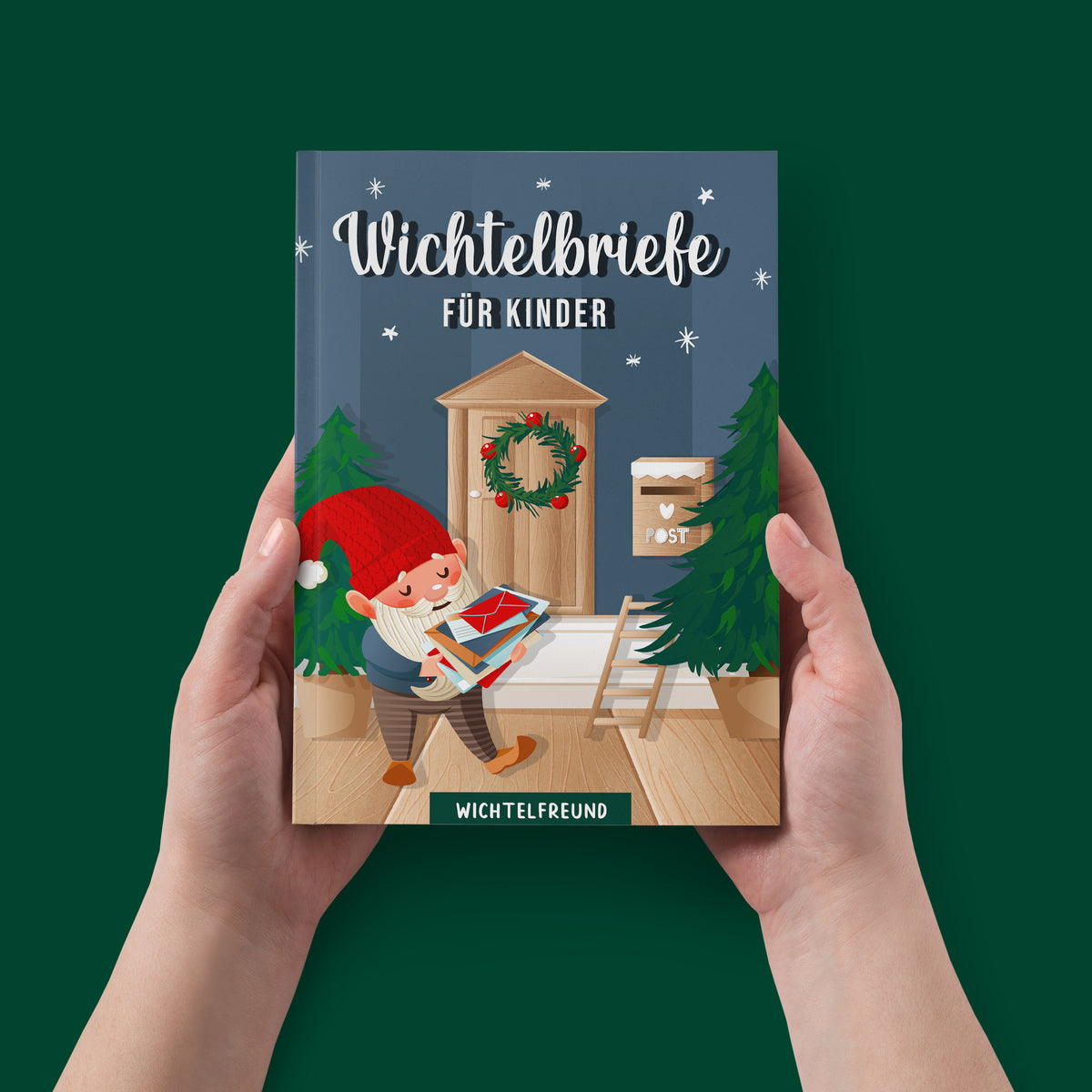 Buch „Wichtelbriefe für Kinder“ mit winterlicher Illustration – ein Wichtel trägt Briefe zur Wichteltür mit Postkasten. Perfekt für die magische Wichtelzeit.